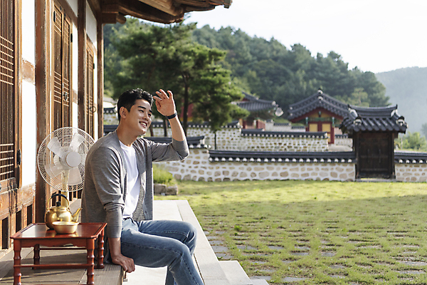 포토 JPG 주간 남자 여행 휴가 휴식 한옥 한명 미소 앉기 상반신 20대 성인 야외 옆모습 손들기 정원 한국인 시골 선풍기 전통문 막걸리 소반 눈부심 양은주전자 툇마루 성인남자한명만 기와담장 국내포토 여주시 자연요소 1 한국전통 뷰포인트 컨셉 고건축 모션 탁자 주전자 주류 표정 기와 사람 동양인 청년 담장 문 가전제품 마루_인테리어 경기도 남자한명만 성인남자만 파일형식