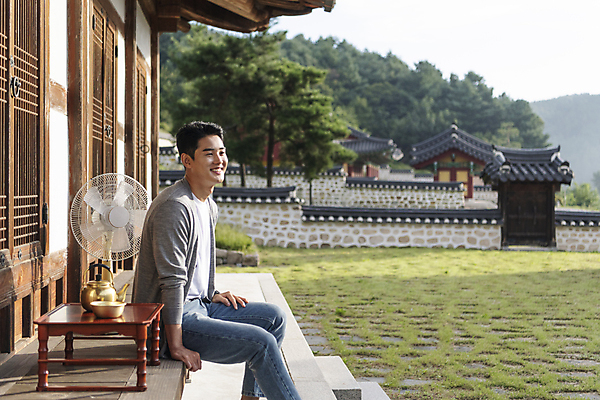 포토 JPG 주간 응시 남자 여행 휴가 휴식 한옥 한명 미소 앉기 상반신 20대 성인 야외 옆모습 정원 한국인 시골 선풍기 막걸리 소반 양은주전자 툇마루 기와담장 국내포토 여주시 자연요소 1 한국전통 시선 뷰포인트 컨셉 고건축 모션 탁자 주전자 주류 표정 기와 사람 동양인 청년 담장 가전제품 마루_인테리어 경기도 파일형식