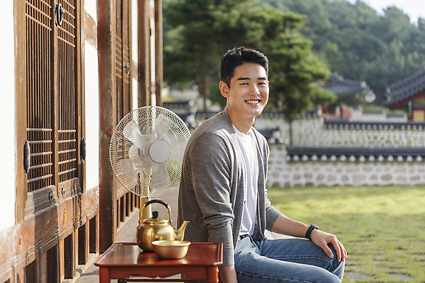 포토 JPG 주간 응시 남자 여행 휴가 휴식 한옥 한명 미소 앉기 상반신 20대 성인 야외 옆모습 한국인 시골 선풍기 막걸리 소반 양은주전자 툇마루 성인남자한명만 기와담장 국내포토 여주시 자연요소 1 한국전통 시선 뷰포인트 컨셉 고건축 모션 탁자 주전자 주류 표정 기와 사람 동양인 청년 담장 가전제품 마루_인테리어 경기도 남자한명만 성인남자만 파일형식