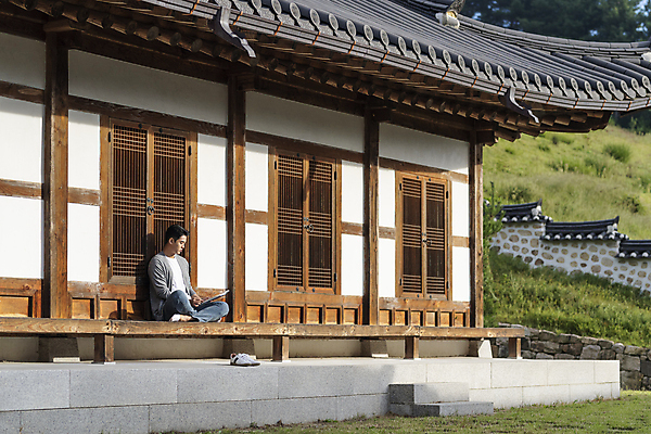 포토 JPG 주간 전신 남자 여행 휴가 휴식 한옥 한명 앉기 20대 성인 야외 옆모습 책 독서 한국인 시골 툇마루 성인남자한명만 국내포토 여주시 자연요소 1 한국전통 뷰포인트 컨셉 고건축 모션 사람 동양인 청년 마루 경기도 남자한명만 성인남자만 파일형식 전통 건축물 바닥 한국 인종 남자만 성인만 건축 아시아 나라
