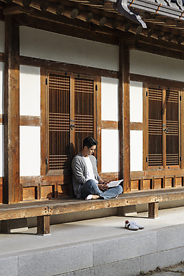 포토 JPG 주간 전신 응시 남자 여행 신발 휴가 휴식 한옥 한명 들기 앉기 20대 성인 야외 옆모습 책 독서 한국인 시골 툇마루 성인남자한명만 국내포토 여주시 자연요소 1 한국전통 시선 뷰포인트 컨셉 고건축 모션 사람 동양인 청년 마루_인테리어 경기도 남자한명만 성인남자만 파일형식