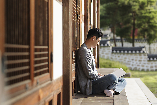 포토 JPG 주간 전신 응시 남자 여행 휴가 휴식 한옥 한명 들기 앉기 20대 성인 야외 옆모습 책 독서 한국인 시골 툇마루 성인남자한명만 기와담장 국내포토 여주시 자연요소 1 한국전통 시선 뷰포인트 컨셉 고건축 모션 기와 사람 동양인 청년 담장 마루_인테리어 경기도 남자한명만 성인남자만 파일형식