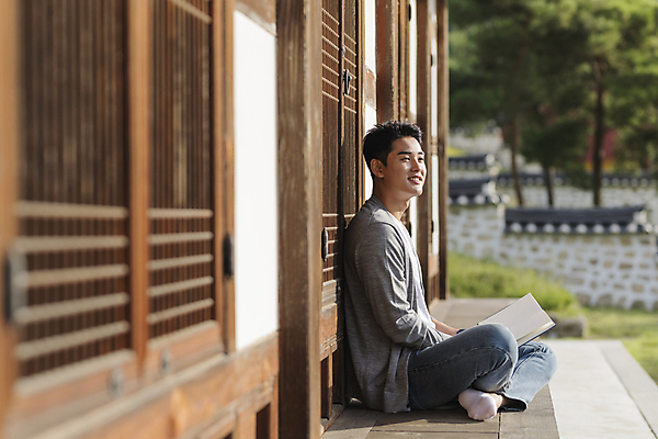포토 JPG 주간 전신 응시 남자 여행 휴가 휴식 한옥 한명 미소 앉기 20대 성인 야외 옆모습 책 독서 한국인 시골 툇마루 성인남자한명만 기와담장 국내포토 여주시 자연요소 1 한국전통 시선 뷰포인트 컨셉 고건축 모션 표정 기와 사람 동양인 청년 담장 마루_인테리어 경기도 남자한명만 성인남자만 파일형식