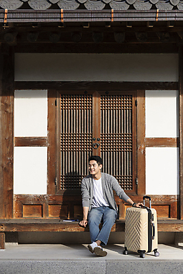 포토 JPG 주간 전신 응시 남자 여행 휴가 휴식 한옥 한명 미소 앉기 20대 성인 야외 앞모습 캐리어 여행가방 한국인 시골 툇마루 성인남자한명만 국내포토 여주시 자연요소 1 한국전통 시선 뷰포인트 컨셉 고건축 가방 모션 표정 사람 동양인 청년 마루_인테리어 경기도 남자한명만 성인남자만 파일형식