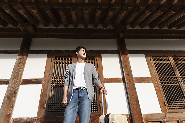 포토 JPG 주간 응시 남자 로우앵글 여행 휴가 휴식 한옥 한명 서기 미소 상반신 20대 성인 야외 앞모습 캐리어 여행가방 한국인 시골 잡기 툇마루 성인남자한명만 국내포토 여주시 자연요소 1 한국전통 시선 뷰포인트 컨셉 고건축 가방 모션 표정 사람 동양인 청년 마루_인테리어 경기도 남자한명만 성인남자만 파일형식