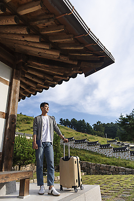 포토 JPG 주간 전신 응시 남자 여행 휴가 휴식 한옥 한명 서기 20대 성인 야외 옆모습 캐리어 여행가방 한국인 시골 잡기 툇마루 성인남자한명만 기와담장 국내포토 여주시 자연요소 1 한국전통 시선 뷰포인트 컨셉 고건축 가방 모션 기와 사람 동양인 청년 담장 마루_인테리어 경기도 남자한명만 성인남자만 파일형식