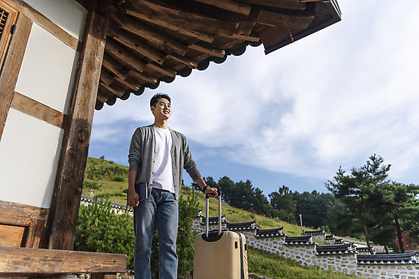 포토 JPG 주간 응시 남자 로우앵글 여행 휴가 휴식 한옥 한명 서기 20대 성인 야외 옆모습 캐리어 여행가방 한국인 시골 잡기 툇마루 성인남자한명만 기와담장 국내포토 여주시 자연요소 1 한국전통 시선 뷰포인트 컨셉 고건축 가방 모션 기와 사람 동양인 청년 담장 마루 경기도 남자한명만 성인남자만 파일형식 전통 건축물 잡화 바닥 한국 인종 남자만 성인만 건축 아시아 나라
