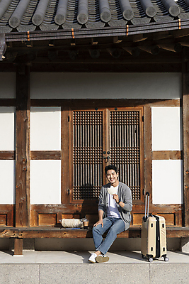 포토 JPG 주간 전신 응시 남자 커피 여행 휴가 휴식 한옥 한명 미소 들기 앉기 20대 성인 야외 옆모습 캐리어 여행가방 한국인 시골 뻥튀기 테이크아웃컵 툇마루 성인남자한명만 국내포토 여주시 자연요소 1 한국전통 시선 음료 뷰포인트 컨셉 고건축 가방 모션 표정 사람 동양인 청년 컵 과자 마루_인테리어 경기도 남자한명만 성인남자만 파일형식