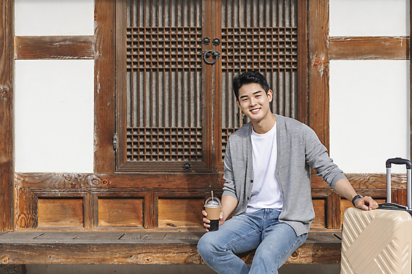 포토 JPG 주간 응시 남자 커피 여행 휴가 휴식 한옥 한명 미소 들기 앉기 상반신 20대 성인 야외 앞모습 캐리어 여행가방 한국인 시골 테이크아웃컵 툇마루 성인남자한명만 국내포토 여주시 자연요소 1 한국전통 시선 음료 뷰포인트 컨셉 고건축 가방 모션 표정 사람 동양인 청년 컵 마루_인테리어 경기도 남자한명만 성인남자만 파일형식