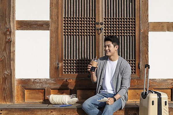 포토 JPG 주간 응시 남자 커피 여행 휴가 휴식 한옥 한명 미소 들기 앉기 상반신 20대 성인 야외 옆모습 책 캐리어 여행가방 한국인 시골 뻥튀기 테이크아웃컵 툇마루 성인남자한명만 국내포토 여주시 자연요소 1 한국전통 시선 음료 뷰포인트 컨셉 고건축 가방 모션 표정 사람 동양인 청년 컵 과자 마루_인테리어 경기도 남자한명만 성인남자만 파일형식