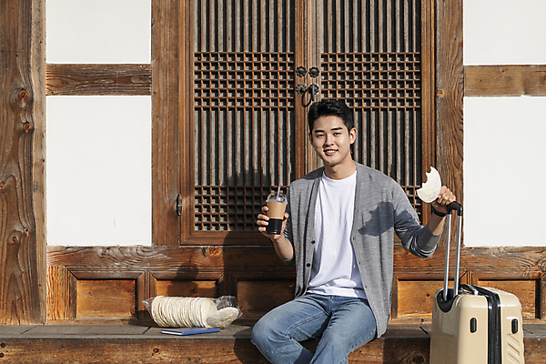 포토 JPG 주간 응시 남자 커피 여행 휴가 휴식 한옥 한명 미소 들기 앉기 상반신 20대 성인 야외 옆모습 책 캐리어 여행가방 한국인 시골 잡기 뻥튀기 테이크아웃컵 툇마루 성인남자한명만 국내포토 여주시 자연요소 1 한국전통 시선 음료 뷰포인트 컨셉 고건축 가방 모션 표정 사람 동양인 청년 컵 과자 마루_인테리어 경기도 남자한명만 성인남자만 파일형식