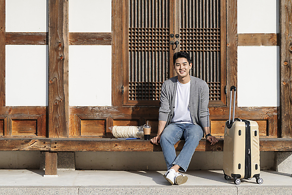 포토 JPG 주간 전신 남자 커피 여행 휴가 휴식 한옥 한명 미소 20대 성인 야외 앞모습 책 캐리어 여행가방 한국인 시골 뻥튀기 테이크아웃컵 툇마루 성인남자한명만 국내포토 여주시 자연요소 1 한국전통 음료 뷰포인트 컨셉 고건축 가방 표정 사람 동양인 청년 컵 과자 마루_인테리어 경기도 남자한명만 성인남자만 파일형식