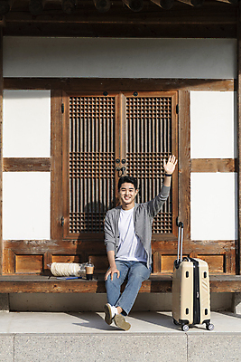 포토 JPG 주간 전신 남자 커피 여행 휴가 휴식 한옥 한명 미소 20대 성인 야외 앞모습 책 손들기 캐리어 여행가방 한국인 시골 손인사 뻥튀기 테이크아웃컵 툇마루 성인남자한명만 국내포토 여주시 자연요소 1 한국전통 음료 뷰포인트 컨셉 고건축 가방 모션 표정 사람 동양인 청년 컵 과자 인사 마루_인테리어 경기도 남자한명만 성인남자만 파일형식