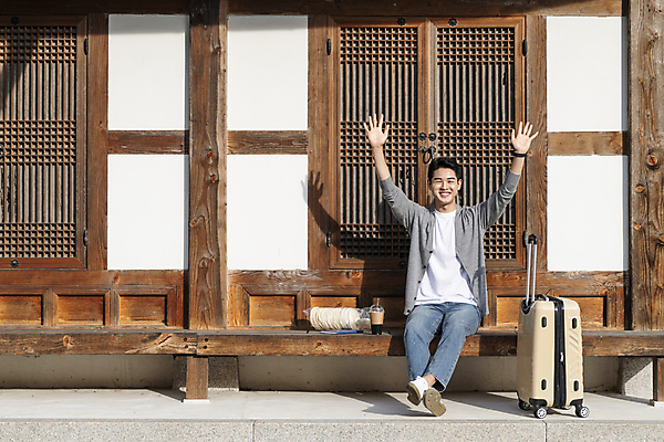 포토 JPG 주간 전신 남자 커피 여행 휴가 휴식 한옥 한명 미소 20대 성인 야외 앞모습 책 손들기 캐리어 여행가방 한국인 시골 손인사 뻥튀기 테이크아웃컵 툇마루 성인남자한명만 국내포토 여주시 자연요소 1 한국전통 음료 뷰포인트 컨셉 고건축 가방 모션 표정 사람 동양인 청년 컵 과자 인사 마루_인테리어 경기도 남자한명만 성인남자만 파일형식