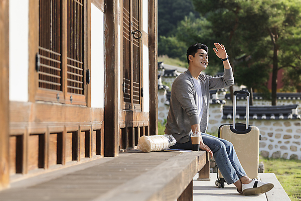 포토 JPG 주간 전신 남자 커피 여행 휴가 휴식 한옥 한명 미소 앉기 20대 성인 야외 옆모습 책 손들기 캐리어 여행가방 한국인 시골 눈부심 뻥튀기 테이크아웃컵 툇마루 성인남자한명만 기와담장 국내포토 여주시 자연요소 1 한국전통 음료 뷰포인트 컨셉 고건축 가방 모션 표정 기와 사람 동양인 청년 컵 담장 과자 마루_인테리어 경기도 남자한명만 성인남자만 파일형식