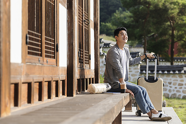 포토 JPG 주간 전신 응시 남자 커피 여행 휴가 휴식 한옥 한명 미소 20대 성인 야외 옆모습 책 캐리어 여행가방 한국인 시골 잡기 뻥튀기 테이크아웃컵 툇마루 성인남자한명만 국내포토 여주시 자연요소 1 한국전통 시선 음료 뷰포인트 컨셉 고건축 가방 모션 표정 사람 동양인 청년 컵 과자 마루_인테리어 경기도 남자한명만 성인남자만 파일형식