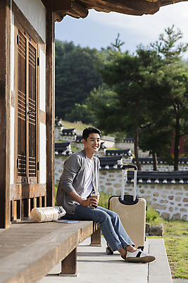 포토 JPG 주간 전신 응시 남자 커피 여행 휴가 휴식 한옥 한명 미소 들기 20대 성인 야외 옆모습 책 캐리어 여행가방 한국인 시골 뻥튀기 테이크아웃컵 툇마루 성인남자한명만 기와담장 국내포토 여주시 자연요소 1 한국전통 시선 음료 뷰포인트 컨셉 고건축 가방 모션 표정 기와 사람 동양인 청년 컵 담장 과자 마루_인테리어 경기도 남자한명만 성인남자만 파일형식