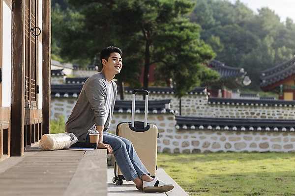 포토 JPG 주간 전신 응시 남자 커피 여행 휴가 휴식 한옥 한명 미소 앉기 20대 성인 야외 옆모습 책 캐리어 여행가방 한국인 시골 뻥튀기 테이크아웃컵 툇마루 성인남자한명만 기와담장 국내포토 여주시 자연요소 1 한국전통 시선 음료 뷰포인트 컨셉 고건축 가방 모션 표정 기와 사람 동양인 청년 컵 담장 과자 마루_인테리어 경기도 남자한명만 성인남자만 파일형식
