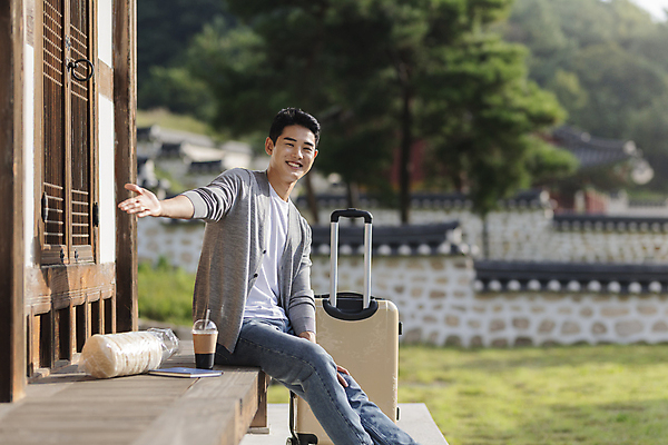 포토 JPG 주간 남자 커피 여행 휴가 휴식 한옥 한명 미소 앉기 상반신 20대 성인 야외 옆모습 책 캐리어 여행가방 한국인 시골 가리킴 손뻗기 뻥튀기 테이크아웃컵 툇마루 성인남자한명만 기와담장 국내포토 여주시 자연요소 1 한국전통 음료 뷰포인트 컨셉 고건축 가방 모션 표정 기와 사람 동양인 손짓 청년 컵 담장 과자 마루_인테리어 경기도 남자한명만 성인남자만 파일형식