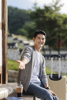 포토 JPG 주간 응시 남자 커피 여행 휴가 휴식 한옥 한명 미소 앉기 상반신 20대 성인 야외 옆모습 아웃포커스 책 캐리어 여행가방 한국인 시골 손뻗기 뻥튀기 테이크아웃컵 툇마루 성인남자한명만 기와담장 국내포토 여주시 자연요소 1 한국전통 시선 음료 뷰포인트 컨셉 고건축 가방 모션 촬영기법 표정 기와 사람 동양인 청년 컵 담장 과자 마루_인테리어 경기도 남자한명만 성인남자만 파일형식