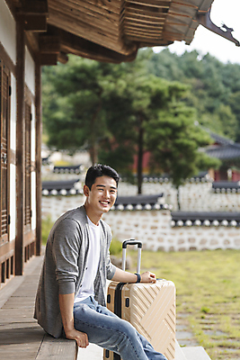 포토 JPG 주간 남자 여행 휴가 휴식 한옥 한명 미소 앉기 상반신 20대 성인 야외 옆모습 캐리어 여행가방 한국인 시골 툇마루 성인남자한명만 기와담장 국내포토 여주시 자연요소 1 한국전통 뷰포인트 컨셉 고건축 가방 모션 표정 기와 사람 동양인 청년 담장 마루_인테리어 경기도 남자한명만 성인남자만 파일형식
