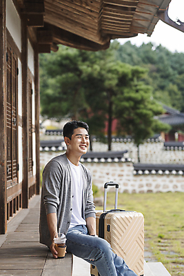 포토 JPG 주간 응시 남자 여행 휴가 휴식 한옥 한명 미소 앉기 상반신 20대 성인 야외 옆모습 캐리어 여행가방 한국인 시골 잡기 테이크아웃컵 툇마루 성인남자한명만 기와담장 국내포토 여주시 자연요소 1 한국전통 시선 뷰포인트 컨셉 고건축 가방 모션 표정 기와 사람 동양인 청년 컵 담장 마루_인테리어 경기도 남자한명만 성인남자만 파일형식