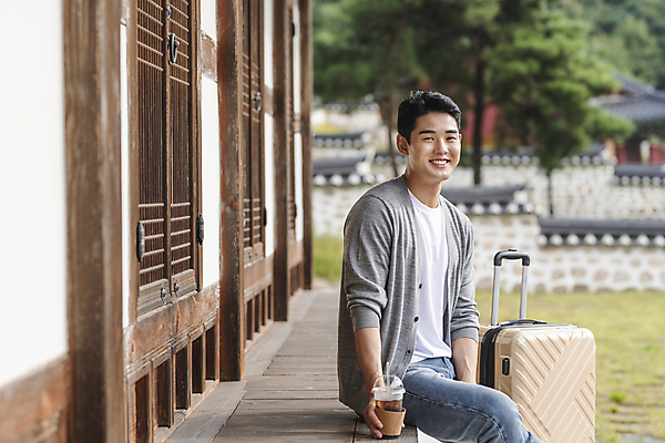 포토 JPG 주간 남자 커피 여행 휴가 휴식 한옥 한명 미소 앉기 상반신 20대 성인 야외 옆모습 캐리어 여행가방 한국인 시골 잡기 테이크아웃컵 툇마루 성인남자한명만 기와담장 국내포토 여주시 자연요소 1 한국전통 음료 뷰포인트 컨셉 고건축 가방 모션 표정 기와 사람 동양인 청년 컵 담장 마루_인테리어 경기도 남자한명만 성인남자만 파일형식