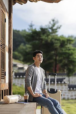 포토 JPG 주간 응시 남자 커피 여행 휴가 휴식 한옥 한명 앉기 상반신 20대 성인 야외 옆모습 아웃포커스 책 캐리어 여행가방 한국인 시골 뻥튀기 테이크아웃컵 툇마루 성인남자한명만 국내포토 여주시 자연요소 1 한국전통 시선 음료 뷰포인트 컨셉 고건축 가방 모션 촬영기법 사람 동양인 청년 컵 과자 마루 경기도 남자한명만 성인남자만 파일형식 전통 식기 건축물 잡화 디저트 바닥 한국 인종 남자만 성인만 건축 아시아 음식 나라