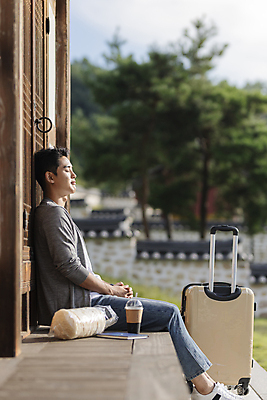 포토 JPG 주간 전신 남자 커피 여행 휴가 휴식 한옥 한명 앉기 20대 성인 야외 옆모습 아웃포커스 책 캐리어 여행가방 눈감음 기댐 한국인 시골 깍지 뻥튀기 테이크아웃컵 툇마루 성인남자한명만 기와담장 국내포토 여주시 자연요소 1 한국전통 음료 뷰포인트 컨셉 고건축 가방 모션 촬영기법 기와 사람 동양인 손짓 청년 컵 담장 과자 마루_인테리어 경기도 남자한명만 성인남자만 파일형식