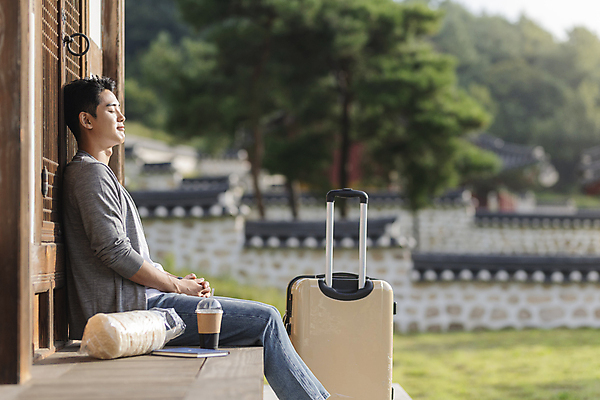 포토 JPG 주간 남자 커피 여행 휴가 휴식 한옥 한명 상반신 20대 성인 야외 옆모습 아웃포커스 책 캐리어 여행가방 눈감음 한국인 시골 깍지 뻥튀기 테이크아웃컵 툇마루 성인남자한명만 국내포토 여주시 자연요소 1 한국전통 음료 뷰포인트 컨셉 고건축 가방 모션 촬영기법 사람 동양인 손짓 청년 컵 과자 마루_인테리어 경기도 남자한명만 성인남자만 파일형식