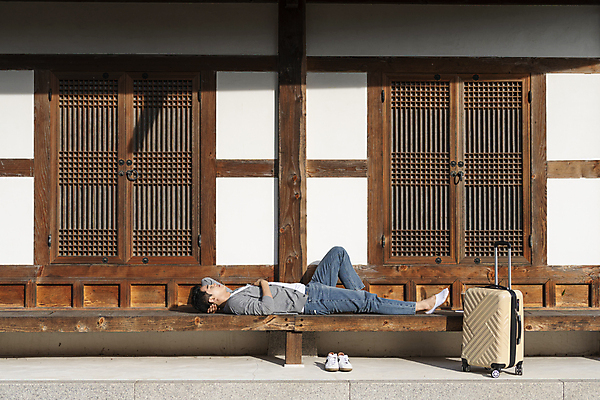 포토 JPG 주간 전신 남자 여행 신발 휴가 휴식 한옥 한명 20대 성인 야외 옆모습 눕기 캐리어 여행가방 한국인 시골 낮잠 툇마루 성인남자한명만 국내포토 여주시 자연요소 1 한국전통 뷰포인트 컨셉 고건축 가방 모션 사람 동양인 청년 잠 마루_인테리어 경기도 남자한명만 성인남자만 파일형식