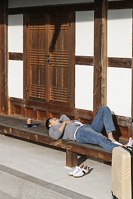 포토 JPG 주간 전신 남자 커피 여행 신발 휴가 휴식 한옥 한명 20대 성인 야외 옆모습 책 눕기 캐리어 여행가방 한국인 시골 낮잠 테이크아웃컵 툇마루 성인남자한명만 국내포토 여주시 자연요소 1 한국전통 음료 뷰포인트 컨셉 고건축 가방 모션 사람 동양인 청년 컵 잠 마루_인테리어 경기도 남자한명만 성인남자만 파일형식