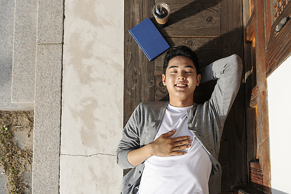 포토 JPG 주간 남자 커피 여행 휴가 휴식 한옥 그림자 한명 미소 상반신 20대 성인 야외 앞모습 책 하이앵글 눕기 눈감음 한국인 시골 테이크아웃컵 툇마루 성인남자한명만 국내포토 여주시 자연요소 1 한국전통 음료 뷰포인트 컨셉 고건축 모션 표정 사람 동양인 청년 컵 마루 경기도 남자한명만 성인남자만 파일형식