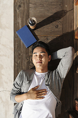 포토 JPG 주간 남자 커피 여행 휴가 휴식 한옥 그림자 한명 상반신 20대 성인 야외 앞모습 책 하이앵글 눕기 한국인 시골 테이크아웃컵 툇마루 성인남자한명만 국내포토 여주시 자연요소 1 한국전통 음료 뷰포인트 컨셉 고건축 모션 사람 동양인 청년 컵 마루_인테리어 경기도 남자한명만 성인남자만 파일형식