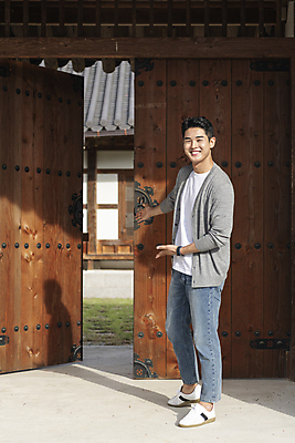 포토 JPG 주간 전신 남자 여행 포즈 휴가 휴식 한옥 안내 한명 서기 미소 20대 성인 야외 옆모습 손들기 한국인 시골 가리킴 대문 성인남자한명만 국내포토 여주시 자연요소 1 한국전통 뷰포인트 컨셉 고건축 모션 표정 사람 동양인 손짓 청년 문 경기도 남자한명만 성인남자만 파일형식