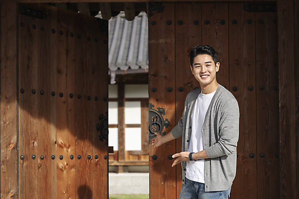 포토 JPG 주간 남자 여행 포즈 휴가 휴식 한옥 안내 한명 서기 미소 상반신 20대 성인 야외 옆모습 손들기 한국인 시골 가리킴 대문 성인남자한명만 국내포토 여주시 자연요소 1 한국전통 뷰포인트 컨셉 고건축 모션 표정 사람 동양인 손짓 청년 문 경기도 남자한명만 성인남자만 파일형식