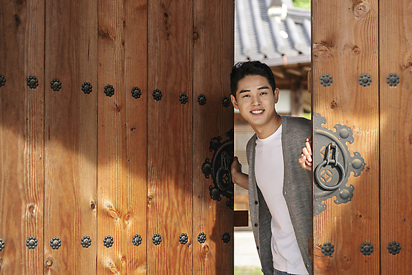 포토 JPG 주간 응시 남자 여행 휴가 휴식 한옥 한명 서기 미소 상반신 20대 성인 야외 옆모습 한국인 시골 잡기 오픈 틈 대문 성인남자한명만 국내포토 여주시 자연요소 1 한국전통 시선 뷰포인트 컨셉 고건축 모션 표정 사람 동양인 청년 문 경기도 남자한명만 성인남자만 파일형식