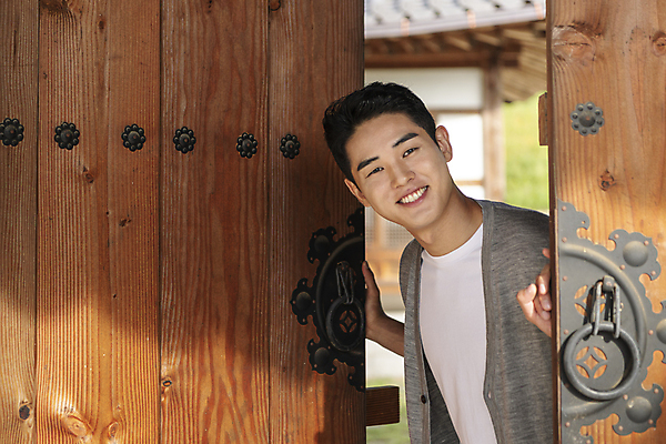 포토 JPG 주간 응시 남자 여행 휴가 휴식 한옥 한명 미소 상반신 20대 성인 야외 옆모습 한국인 시골 잡기 오픈 틈 대문 성인남자한명만 국내포토 여주시 자연요소 1 한국전통 시선 뷰포인트 컨셉 고건축 모션 표정 사람 동양인 청년 문 경기도 남자한명만 성인남자만 파일형식