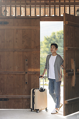 포토 JPG 주간 전신 응시 남자 여행 휴가 휴식 한옥 한명 20대 성인 야외 옆모습 걷기 캐리어 여행가방 한국인 시골 잡기 오픈 대문 성인남자한명만 국내포토 여주시 자연요소 1 한국전통 시선 뷰포인트 컨셉 고건축 가방 모션 사람 동양인 청년 문 경기도 남자한명만 성인남자만 파일형식