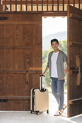 포토 JPG 주간 전신 남자 여행 휴가 휴식 한옥 한명 미소 20대 성인 야외 옆모습 걷기 캐리어 여행가방 한국인 시골 잡기 오픈 대문 성인남자한명만 국내포토 여주시 자연요소 1 한국전통 뷰포인트 컨셉 고건축 가방 모션 표정 사람 동양인 청년 문 경기도 남자한명만 성인남자만 파일형식