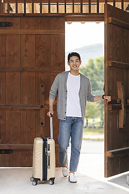 포토 JPG 주간 전신 남자 여행 휴가 휴식 한옥 한명 미소 20대 성인 야외 앞모습 캐리어 여행가방 한국인 시골 잡기 오픈 대문 성인남자한명만 국내포토 여주시 자연요소 1 한국전통 뷰포인트 컨셉 고건축 가방 모션 표정 사람 동양인 청년 문 경기도 남자한명만 성인남자만 파일형식