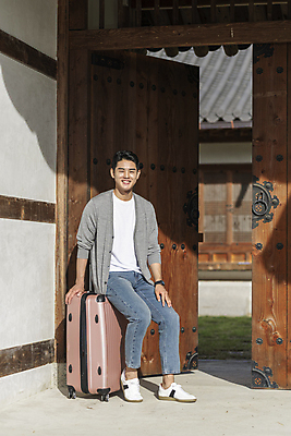 포토 JPG 주간 전신 남자 여행 휴가 휴식 한옥 한명 미소 20대 성인 야외 앞모습 캐리어 여행가방 한국인 시골 대문 걸터앉기 성인남자한명만 국내포토 여주시 자연요소 1 한국전통 뷰포인트 컨셉 고건축 가방 표정 사람 앉기 동양인 청년 문 경기도 남자한명만 성인남자만 파일형식