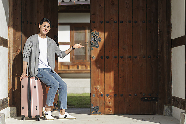 포토 JPG 주간 전신 응시 남자 여행 휴가 휴식 한옥 안내 한명 미소 20대 성인 야외 앞모습 손들기 캐리어 여행가방 한국인 시골 가리킴 잡기 대문 걸터앉기 성인남자한명만 국내포토 여주시 자연요소 1 한국전통 시선 뷰포인트 컨셉 고건축 가방 모션 표정 사람 앉기 동양인 손짓 청년 문 경기도 남자한명만 성인남자만 파일형식