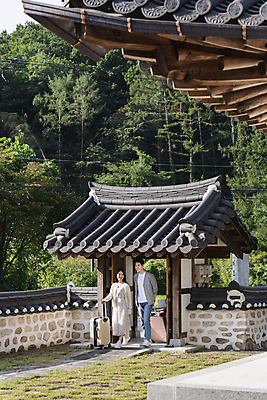 포토 JPG 주간 전신 커플 여자 남자 여행 휴가 휴식 한옥 서기 20대 성인 야외 두명 옆모습 걷기 캐리어 여행가방 한국인 시골 잡기 대문 성인만 국내포토 여주시 자연요소 한국전통 뷰포인트 컨셉 고건축 가방 관계 모션 사람 동양인 청년 문 경기도 파일형식