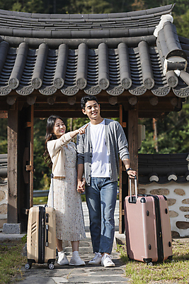 포토 JPG 주간 전신 커플 응시 여자 남자 여행 휴가 휴식 한옥 미소 20대 성인 야외 두명 앞모습 옆모습 손들기 캐리어 여행가방 손잡기 한국인 시골 가리킴 잡기 대문 성인만 국내포토 여주시 자연요소 한국전통 시선 뷰포인트 컨셉 고건축 가방 관계 모션 표정 사람 동양인 손짓 청년 문 경기도 파일형식