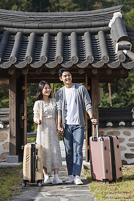 포토 JPG 주간 전신 커플 응시 여자 남자 여행 휴가 휴식 한옥 미소 20대 성인 야외 두명 앞모습 옆모습 캐리어 여행가방 손잡기 한국인 시골 잡기 성인만 국내포토 여주시 자연요소 한국전통 시선 뷰포인트 컨셉 고건축 가방 관계 모션 표정 사람 동양인 청년 경기도 파일형식