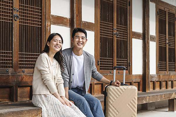포토 JPG 주간 커플 응시 여자 남자 여행 휴가 휴식 한옥 미소 상반신 20대 성인 야외 두명 옆모습 캐리어 여행가방 한국인 시골 툇마루 성인만 국내포토 여주시 자연요소 한국전통 시선 뷰포인트 컨셉 고건축 가방 관계 표정 사람 동양인 청년 마루_인테리어 경기도 파일형식