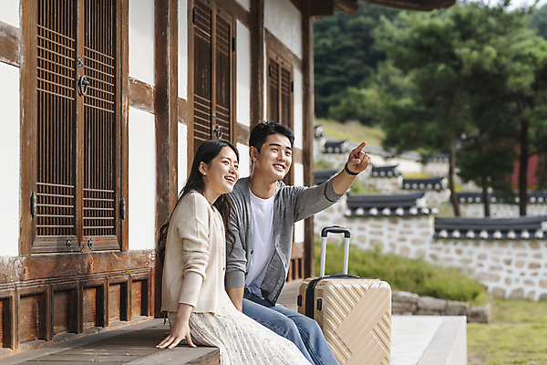 포토 JPG 주간 커플 응시 여자 남자 여행 휴가 휴식 한옥 미소 앉기 상반신 20대 성인 야외 두명 옆모습 손들기 캐리어 여행가방 한국인 시골 가리킴 툇마루 성인만 기와담장 국내포토 여주시 자연요소 한국전통 시선 뷰포인트 컨셉 고건축 가방 관계 모션 표정 기와 사람 동양인 손짓 청년 담장 마루_인테리어 경기도 파일형식