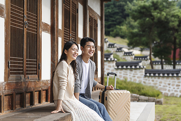 포토 JPG 주간 커플 응시 여자 남자 여행 휴가 휴식 한옥 미소 앉기 상반신 20대 성인 야외 두명 옆모습 캐리어 여행가방 한국인 시골 툇마루 성인만 기와담장 국내포토 여주시 자연요소 한국전통 시선 뷰포인트 컨셉 고건축 가방 관계 모션 표정 기와 사람 동양인 청년 담장 마루_인테리어 경기도 파일형식