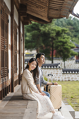 포토 JPG 주간 전신 커플 응시 여자 남자 여행 휴가 휴식 한옥 미소 앉기 상반신 20대 성인 야외 두명 옆모습 캐리어 여행가방 한국인 시골 툇마루 성인만 기와담장 국내포토 여주시 자연요소 한국전통 시선 뷰포인트 컨셉 고건축 가방 관계 모션 표정 기와 사람 동양인 청년 담장 마루_인테리어 경기도 파일형식